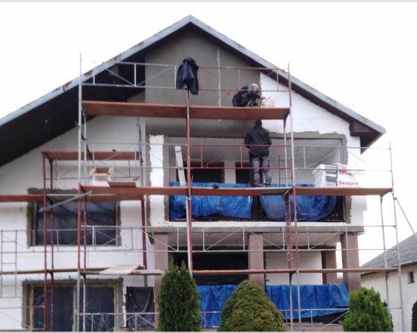Obyvatelia Pakostova sa ešte stále spamätávajú zo zemetrasenia. O príspevok z plánu obnovy požiadalo 35 domácnosti.